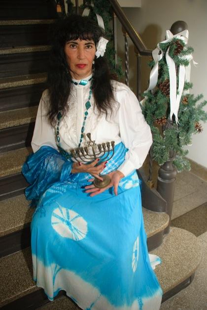 Woman fights for Chanukah lights in her hallway