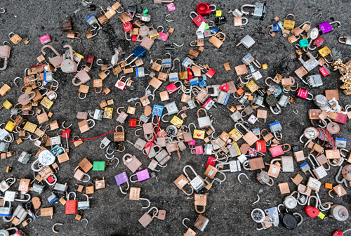 Brooklyn Bridge love-locks lopped