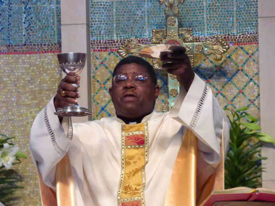 Beloved Ridge priest dies after mass