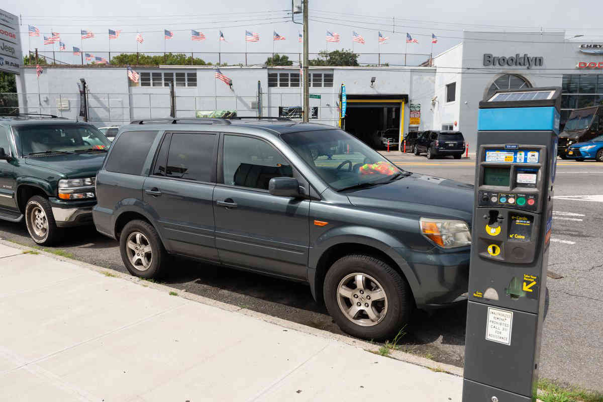 MTA employees illegally park, evade tickets around Marine Park bus depot