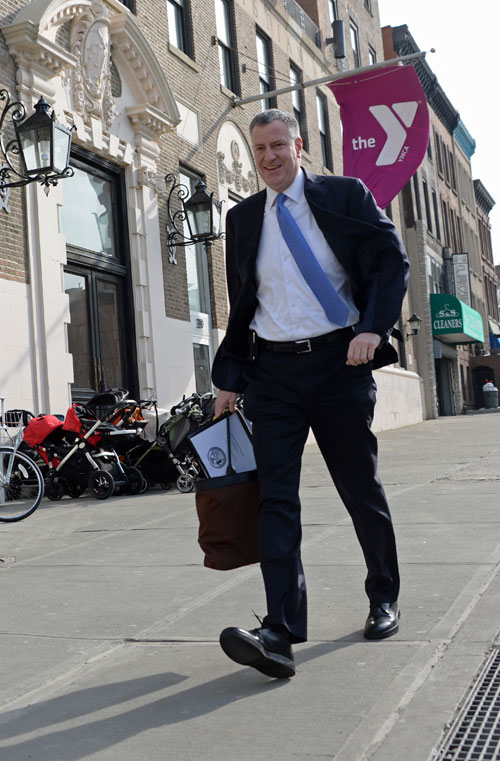 Idle worship! Mayor’s cars running while he jogs at Slope Y