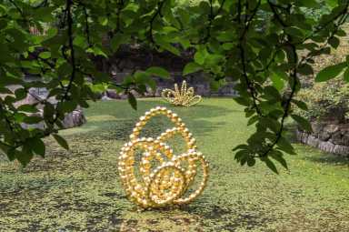 Jean-Michel Othoniel, view of Treasure Gardens at Seoul Museum of Art and Imperial Palace Garden, Seoul, South Korea, 2022.