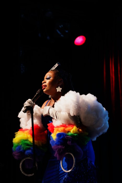 miss queerly fantastic singing at Miss Subways