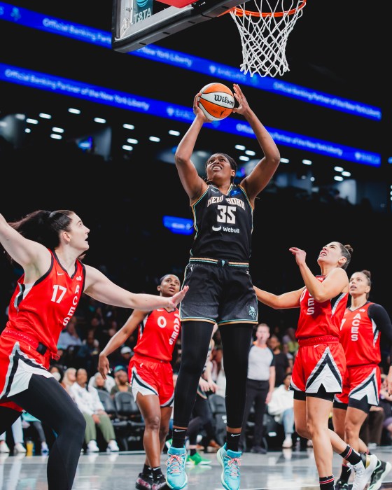 New York Liberty defeated the Las Vegas Aces 75-71 at Barclays Center.