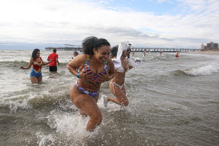 woman running for polar plunge