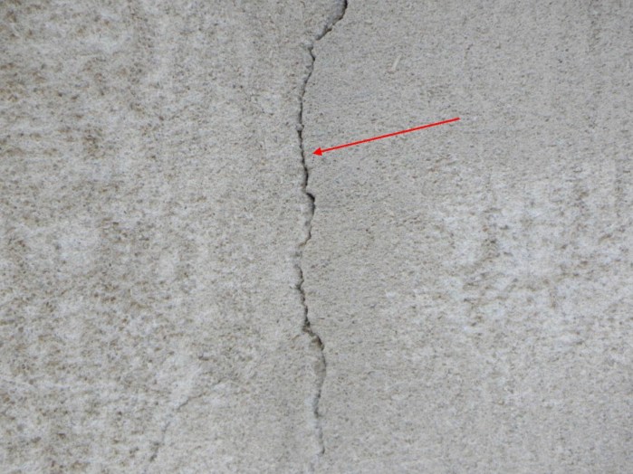 facade crack courthouse
